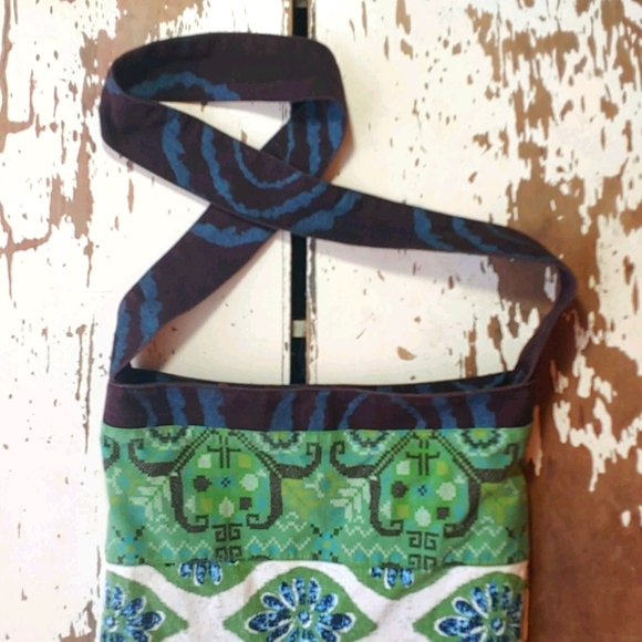Yogic Nature Structured Cotton Bucket Crossbody - Picture 4 of 16